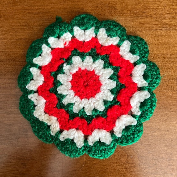(4) Vintage Hand Made Crocheted red green and white pot holders, hot pads - Picture 5 of 5